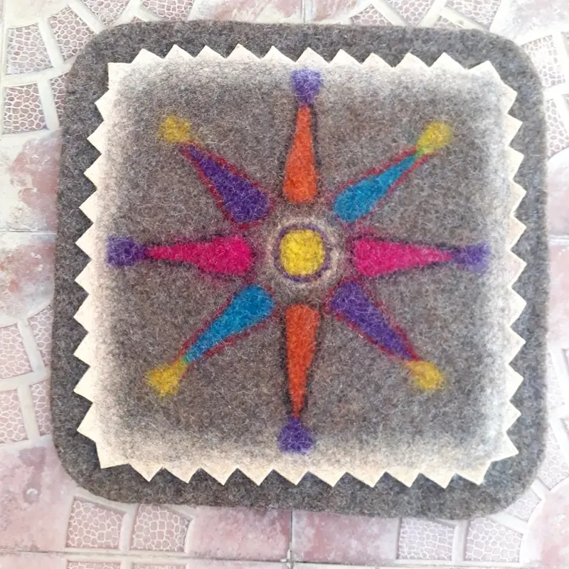 رو صندلی نمدی